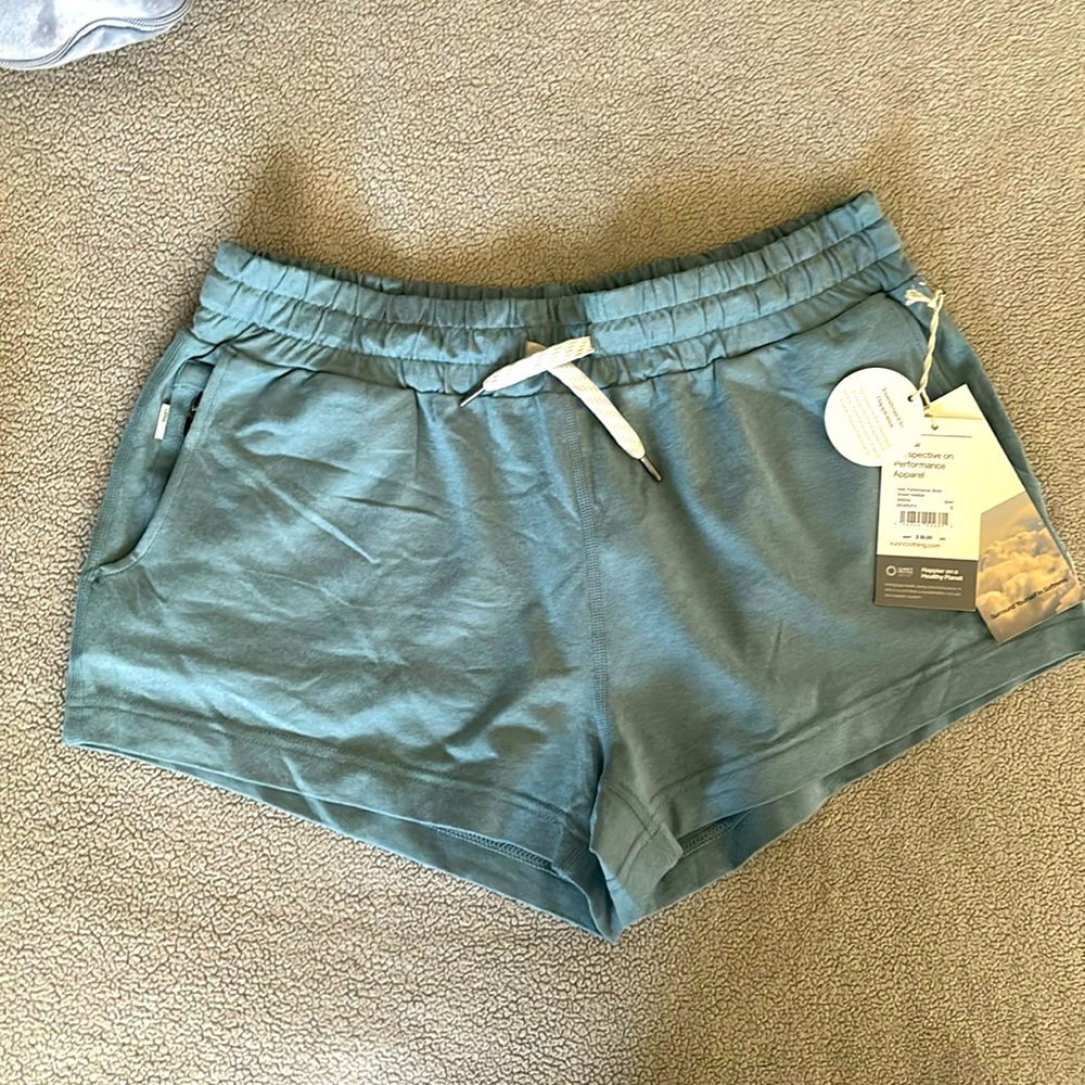 Vuori Halo Performance Short in Shade Heather